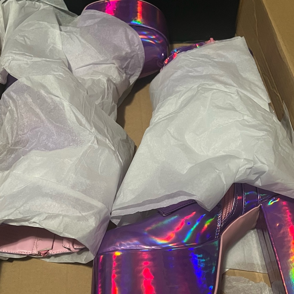 Ariana Grande Solstice boots